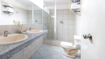 Family Room | Bathroom | Combined shower/tub, spring water tub, free toiletries, towels