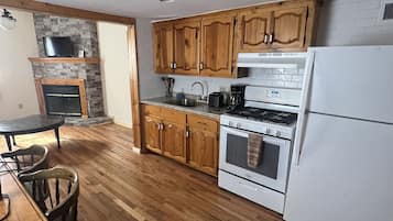 Cabin, 3 Bedrooms, Non Smoking, Mountain View | Private kitchen | Full-sized fridge, microwave, oven, stovetop