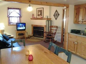 Hytte, 3 soverom (Includes futon) | Spiseområde på rommet