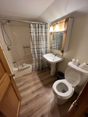 Badewanne und Dusche (separat), Handtücher