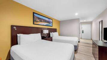 Escritorio, cortinas blackout y tabla de planchar con plancha