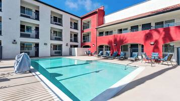 Alberca al aire libre y camastros