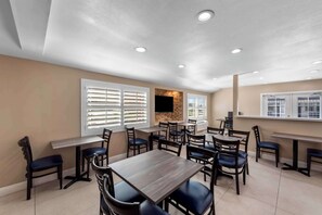 Free daily breakfast  - Quality Inn San Diego South - Chula Vista (Chula Vista)