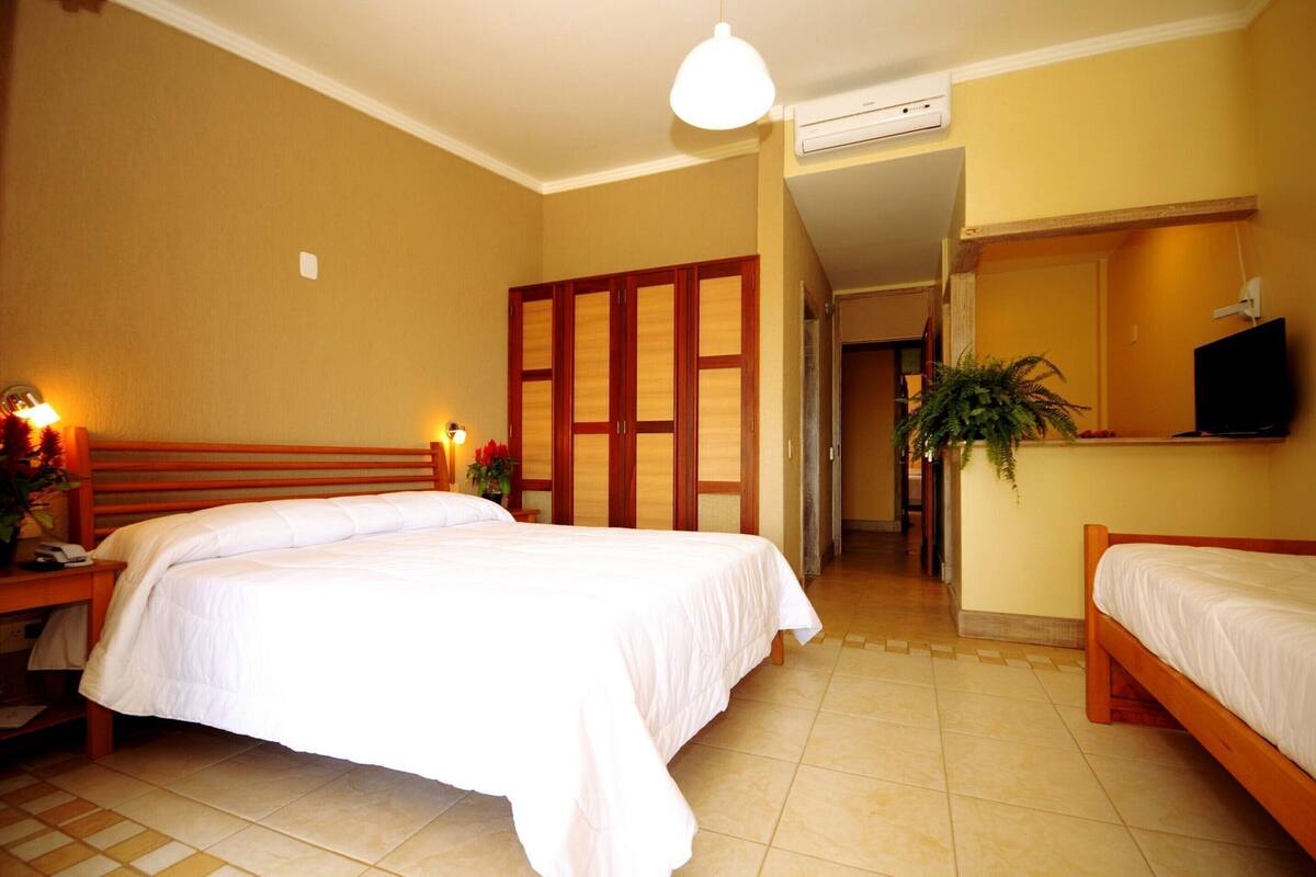 Minibar, värdeförvaringsskåp på rummet och skrivbord