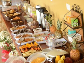 Café da manhã com buffet grátis todos os dias