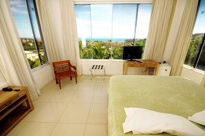 Minibar, in-room safe, desk, blackout drapes - Pousada Pelicano (Búzios)