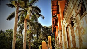 A building with a stone facade and a balcony with a wrought iron railing. - Pousada Pelicano (Búzios)