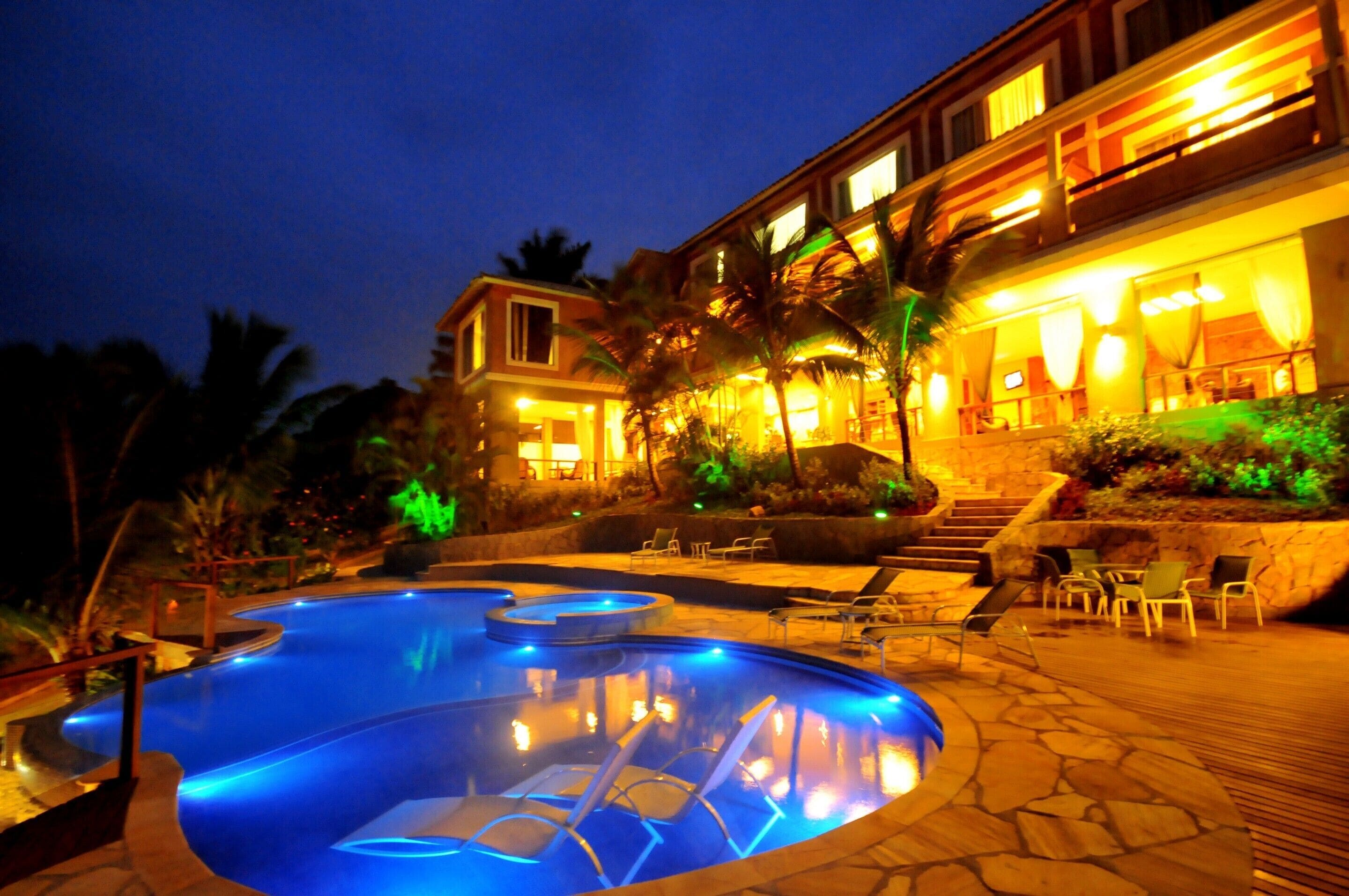 Piscine extérieure, parasols de plage, chaises longues