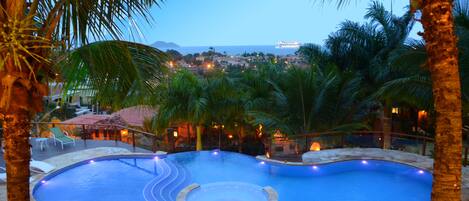 Utomhuspool, parasoller och solstolar