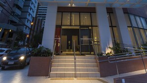 A Comfort Hotel with a modern design, featuring a prominent entrance with glass doors and a covered walkway. - Comfort Hotel Santos (Santos)
