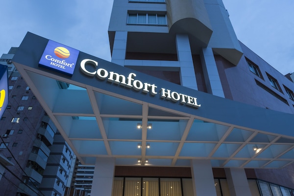 Overnatningsstedets facade – aften/nat