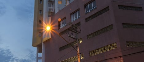 Un edificio de hotel alto con un cartel llamativo que dice 'Comfort Hotel'.