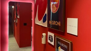 A red-themed interior with a neon sign reading "SHHH..." and multiple framed artworks on the walls. - Comfort Hotel Santos (Santos)