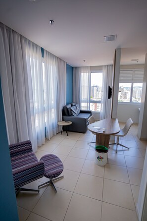 Suite Luxo Queen Nao Fumante | Minibar, coffres-forts dans les chambres, rideaux occultants