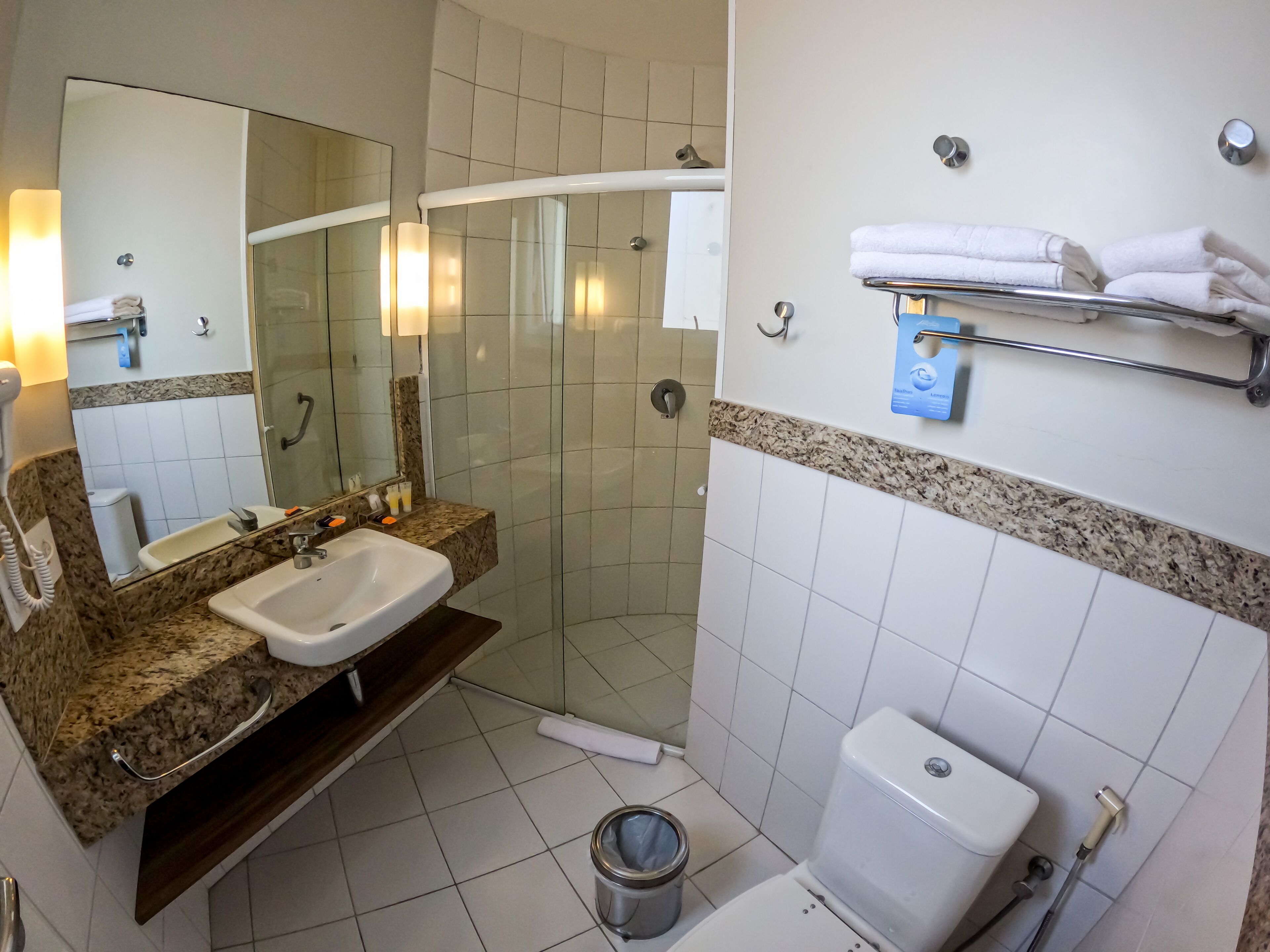 suite luxo queen nao fumante | bathroom | shower, free toiletries, hair dryer, towels