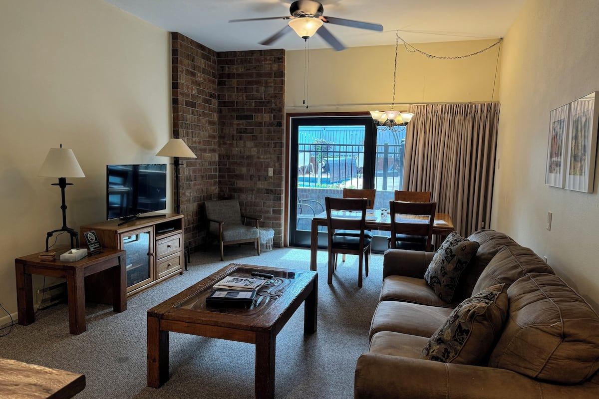 Deluxe Room, 1 Bedroom, 2 Bathrooms, Mountain View | Living room | 40-inch LED TV with digital channels, TV