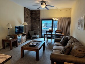 Deluxe-rum - 1 sovrum - 2 badrum - utsikt mot bergen | Vardagsrum | 40-tums LED-tv med digitalkanaler och tv