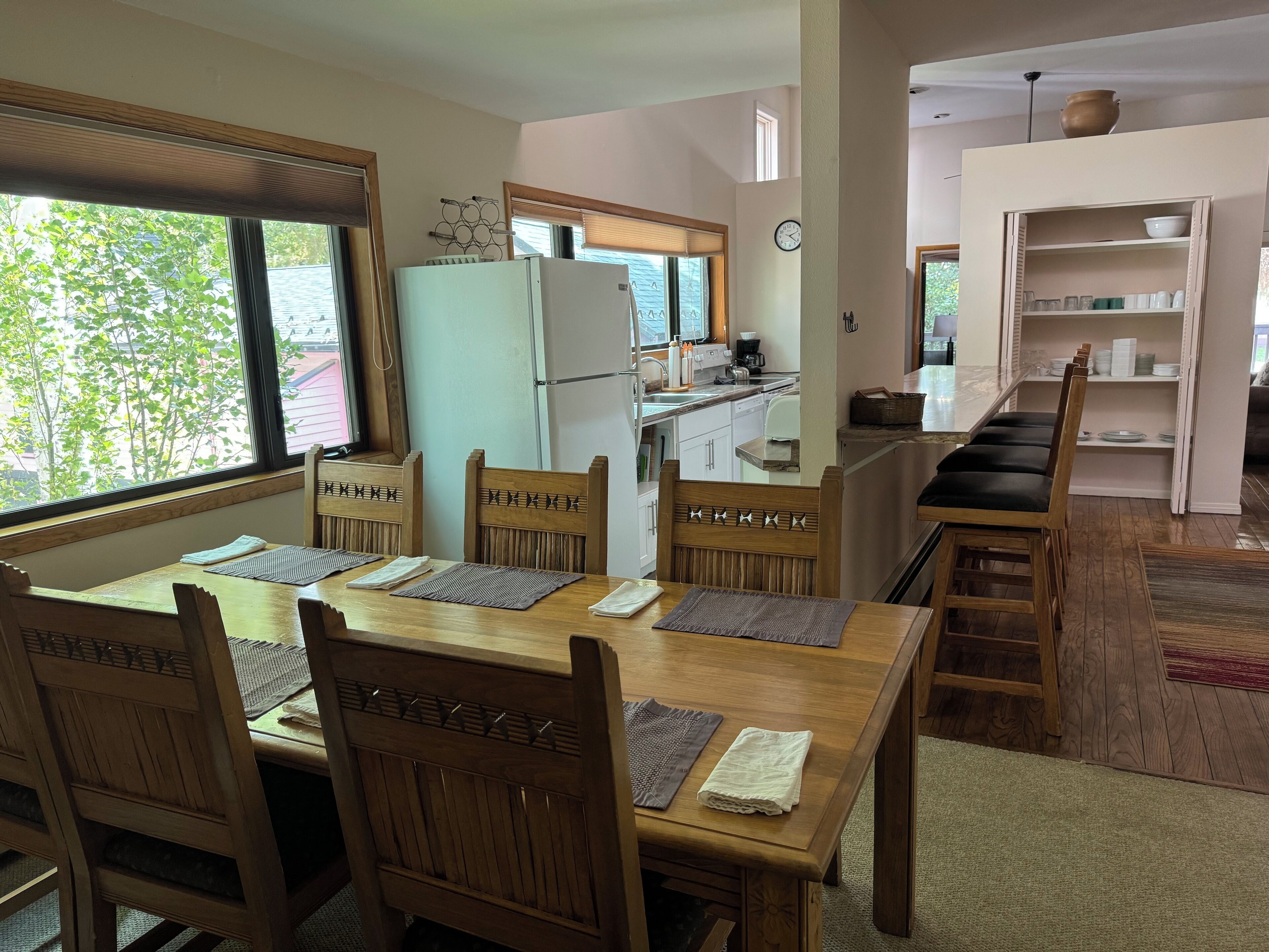 Quarto com design assinado, 3 quartos, cozinha | Cozinha privada | Geladeira, micro-ondas, cooktop, cafeteira/chaleira