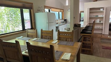 Quarto com design assinado, 3 quartos, cozinha | Cozinha privada | Geladeira, micro-ondas, cooktop, cafeteira/chaleira