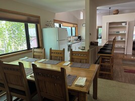 Signature Room, 3 Bedrooms, Kitchen | Private kitchen | Fridge, microwave, stovetop, coffee/tea maker