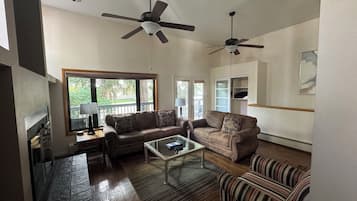 Signature Room, 3 Bedrooms, Kitchen | Living area | 40-inch LED TV with digital channels, TV