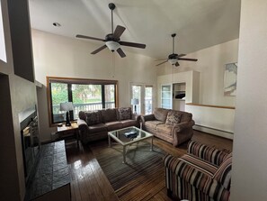 Signature-rum - 3 sovrum - kök | Vardagsrum | 40-tums LED-tv med digitalkanaler och tv