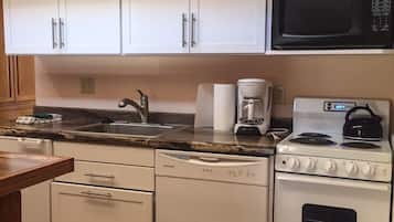 Lemari es, microwave, kompor, dan mesin pembuat kopi/teh