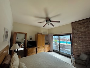 Signature Room, 1 Bedroom, Kitchen | Iron/ironing board, free cribs/infant beds, free WiFi, bed sheets