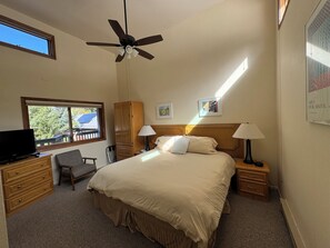 Deluxe-rum - 1 sovrum - 2 badrum - utsikt mot bergen | Strykjärn/strykbräda, gratis barnsängar, gratis wi-fi och sängkläder