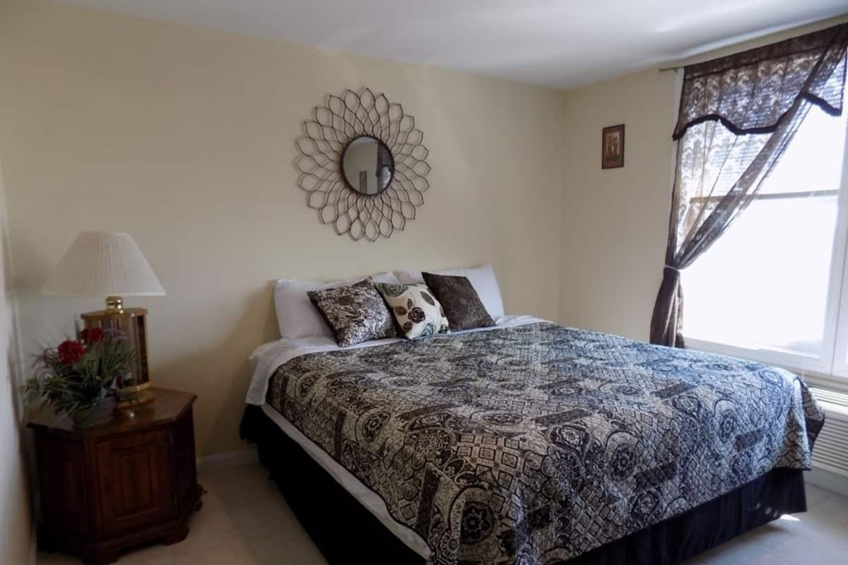 Standard Room, 1 King Bed, Ocean View, Oceanfront | Free WiFi, bed sheets