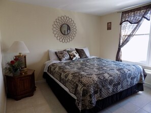 Standard Room, 1 King Bed, Ocean View, Oceanfront | Free WiFi, bed sheets