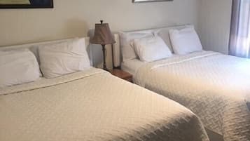 Quarto standard, 2 camas Queen | Wi-Fi de cortesia, roupa de cama