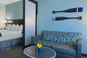 Executive King Suite Sleeper Sofa | Premium bedding, desk, iron/ironing board, free WiFi - Oxford Suites Bellingham (Bellingham)
