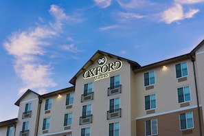 A multi-story building with the sign "Oxford Suites" indicating it is a hotel. - Oxford Suites Bellingham (Bellingham)