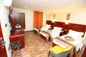Deluxe-Dreibettzimmer | Hochwertige Bettwaren, Minibar, individuell eingerichtet, Schreibtisch