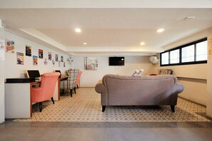 Lobby sitting area - OYO 501 At Night Hostel (Phuket)