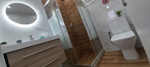 Departamento, 3 habitaciones, vista al jardín | Baño | Regadera, secadora de cabello, pantuflas, toallas 