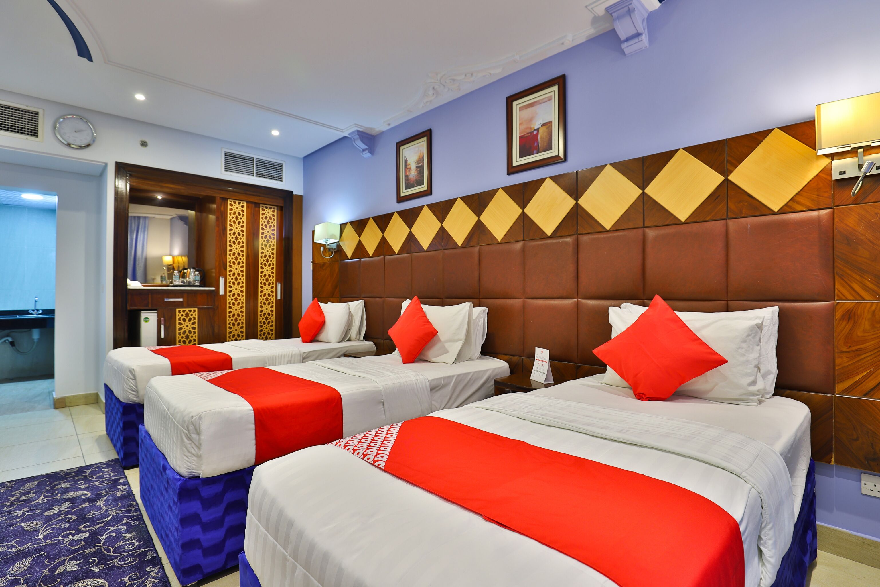 Kolmen hengen huone | Tallelokero huoneessa, ilmainen Wi-Fi, vuodevaatteet