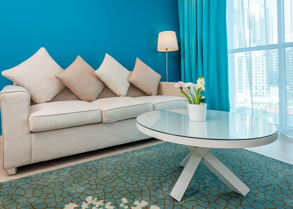 Departamento, vista a la marina | Sala de estar | Televisión de pantalla plana 