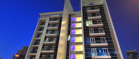 Majoituspaikan julkisivu illalla/yöllä