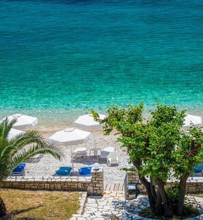 On the beach, sun loungers, beach umbrellas, beach towels - Krouzeri Beach Apartments (Corfu)