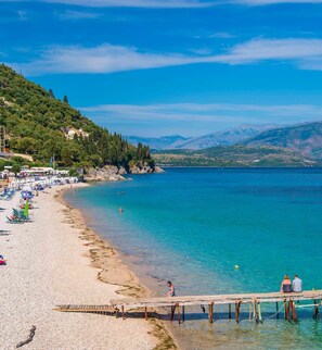 On the beach, sun loungers, beach umbrellas, beach towels - Krouzeri Beach Apartments (Corfu)