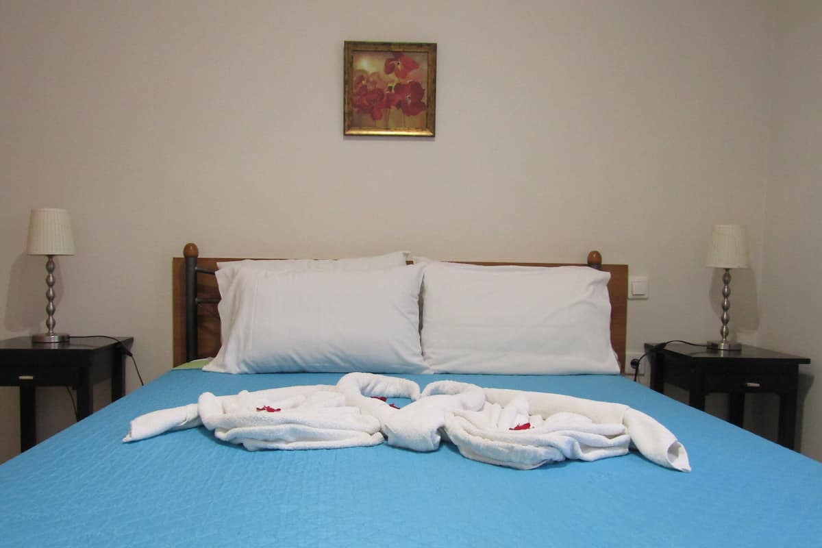 Appartement, 2 slaapkamers, uitzicht op zee | Een kluis op de kamer, een strijkplank/strijkijzer, gratis wifi