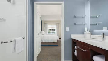 Combined shower/tub, free toiletries, hair dryer, towels