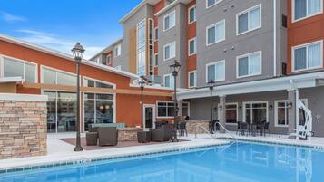 Una piscina al aire libre