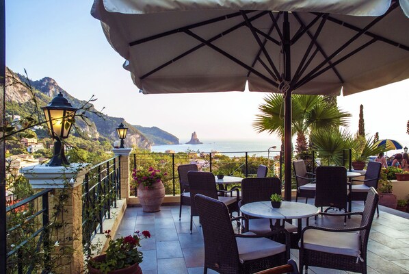 Breakfast, lunch, dinner served; Greek cuisine - Alonakia Hotel (Corfu)