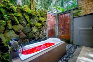 ヴィラ 2 ベッドルーム プライベートプール ガーデンビュー | バスルーム | バスアメニティ (無料)、ヘアドライヤー、ビデ、タオル