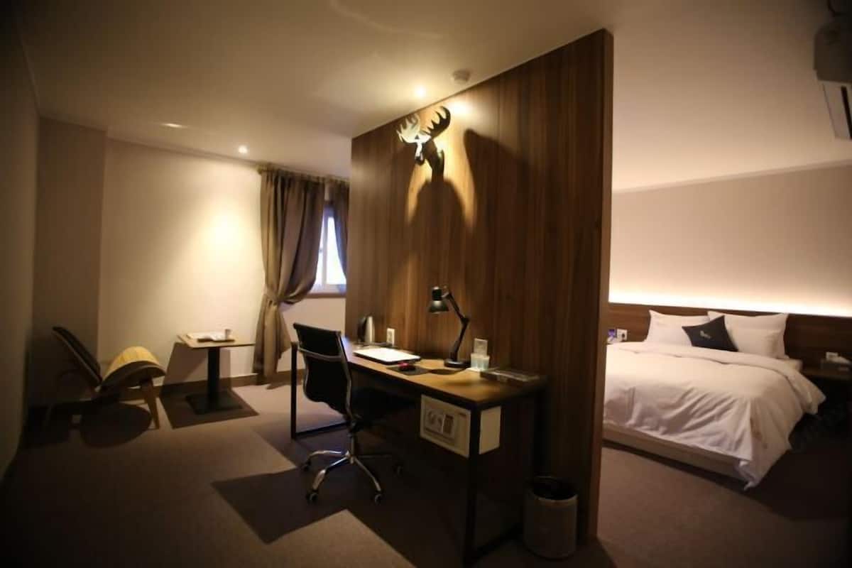 Premium bedding, down comforters, in-room safe, desk