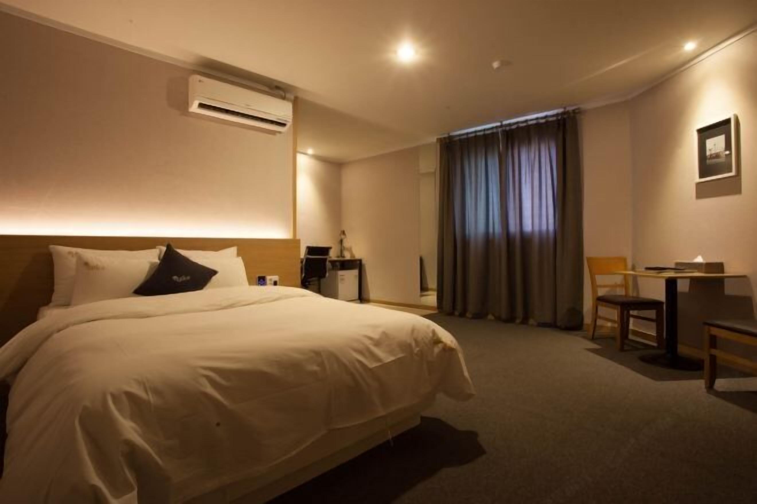 Premium bedding, down comforters, in-room safe, desk