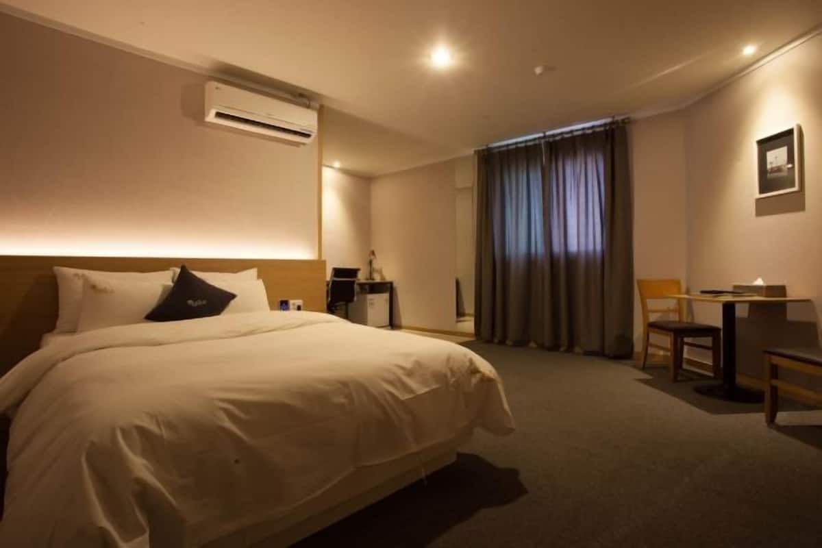 Premium bedding, down comforters, in-room safe, desk